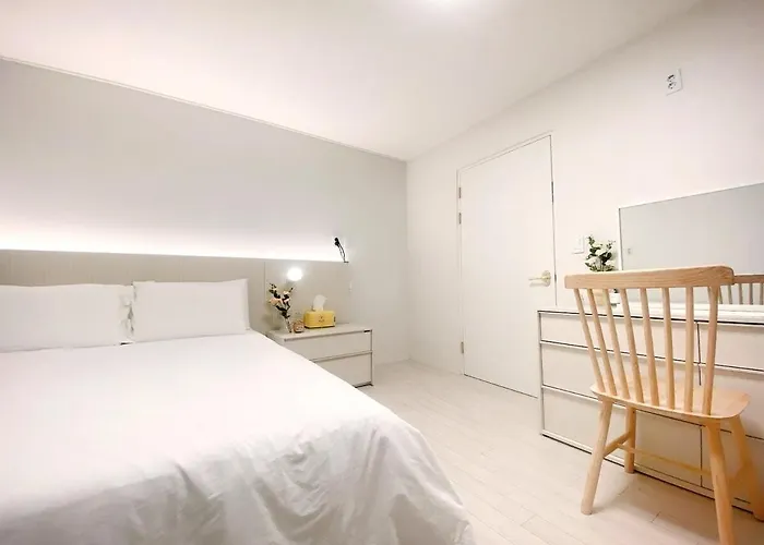 Luxury For Family, Terrace, 3room,2bath,metro 1min * Seoul